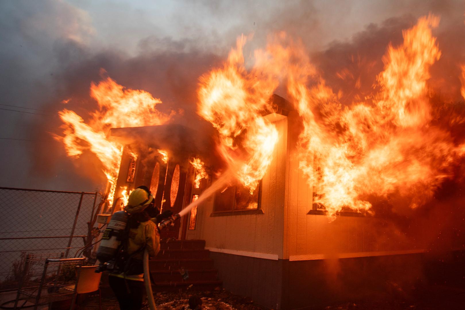 Kalifornijski vatrogasci objavili su niz fotografija koje vjerno prikazuju dramatične borbe s velikim požarima koji ovih dana haraju Los Angelesom