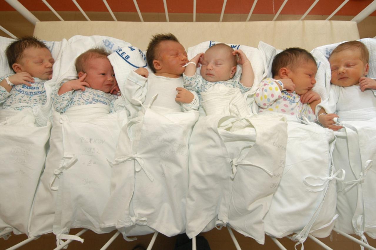 'gra...zagreb.07.07.2004 . rodiliste petrova bolnica -reportaza o rodiljama -foto: Zeljko Lukunic rodiliste  bebe'