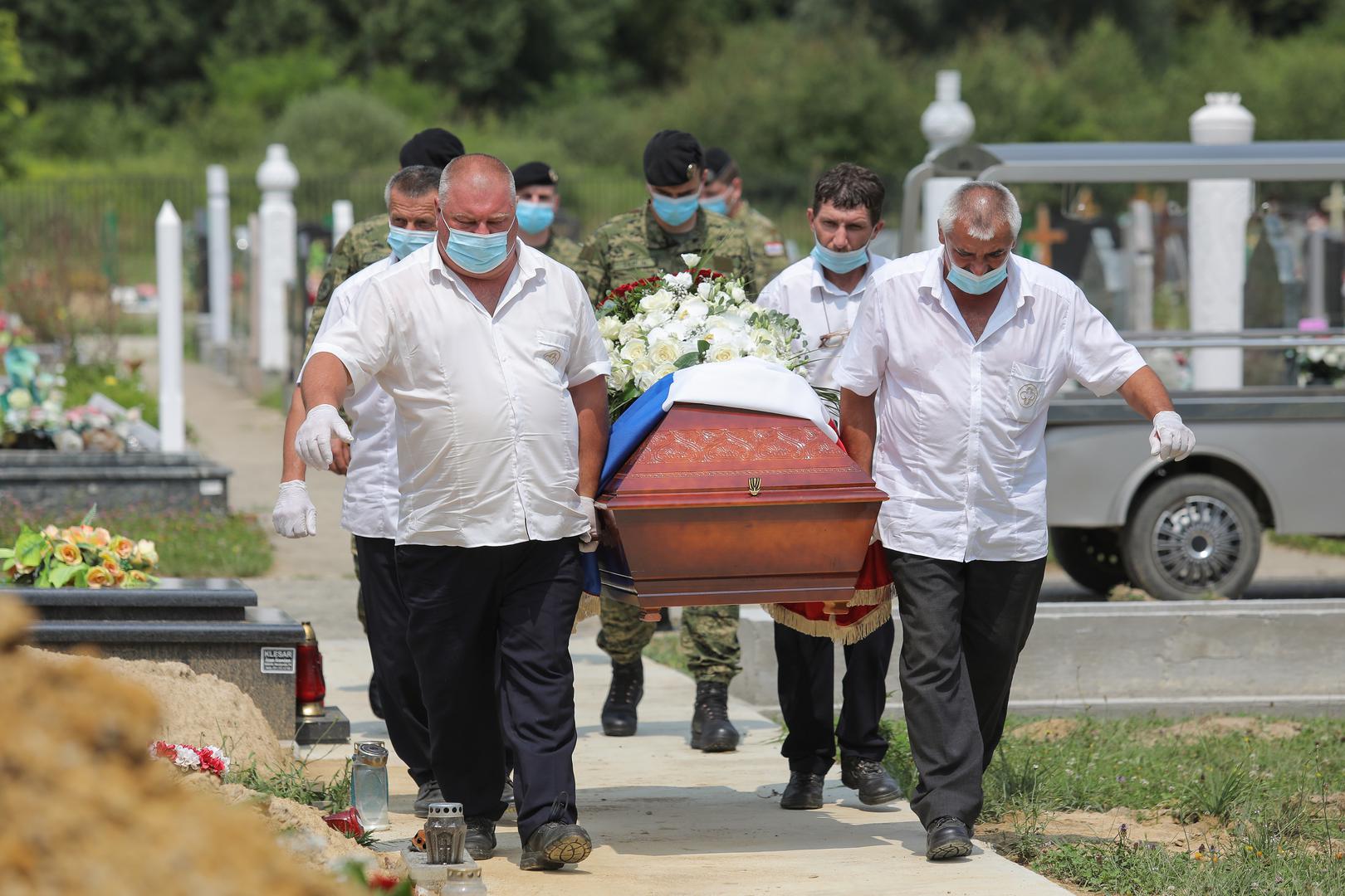 Na Pavlovićevom ispraćaju prisustvovali su prijatelji i rodbina, a budući da je bio hrvatski branitelj dobio je i vojne počasti. 