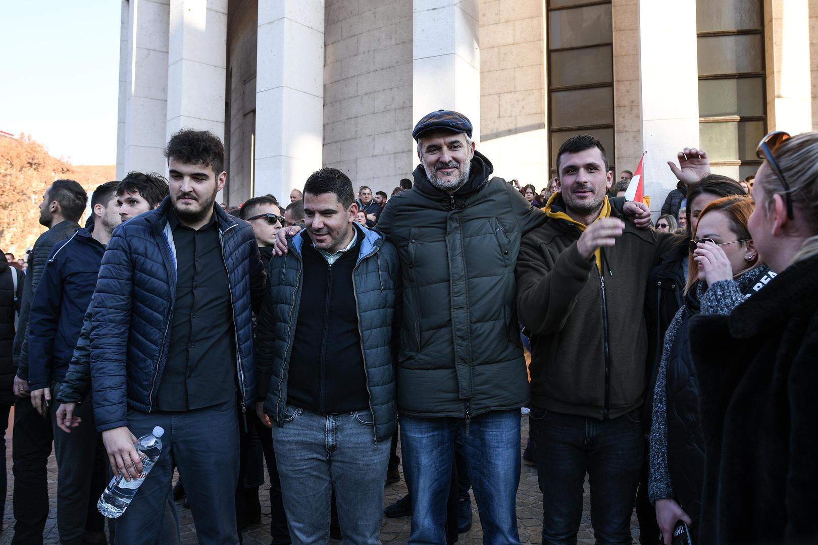 Među prosvjednicima bili su i neki političari poput saborskog zastupnika Mosta Marina Miletića, europarlamentaraca Ivana Vilibora Sinčića i Mislava Kolakušića, ali i gradonačelnik Sinja i zastupnik Mosta Mira Bulja, zatim Nikola Grmoja, Nino Raspudić, Zlatko Hasanbegović...