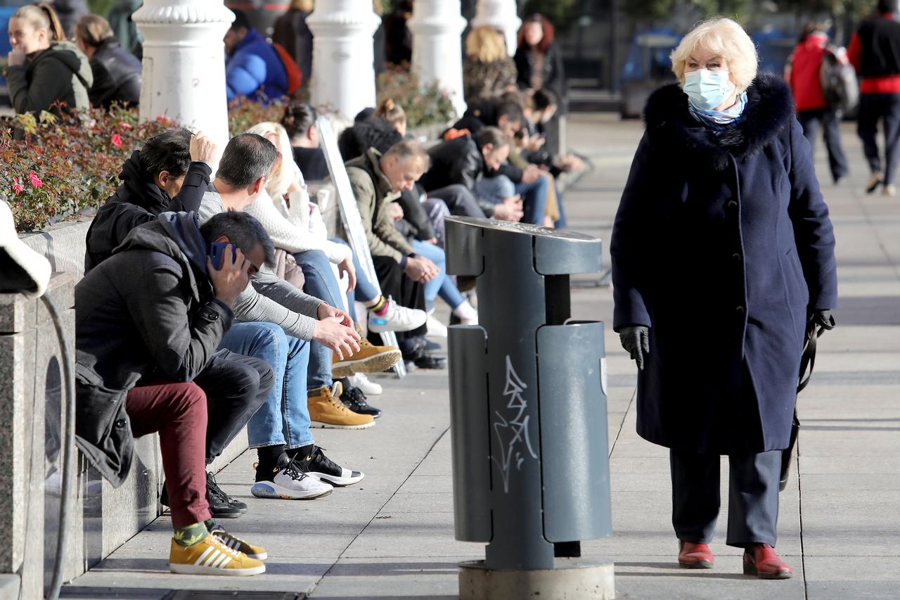 Zagreb: Građani iskoristili sunčan dan za štenju i druženje na otvorenom