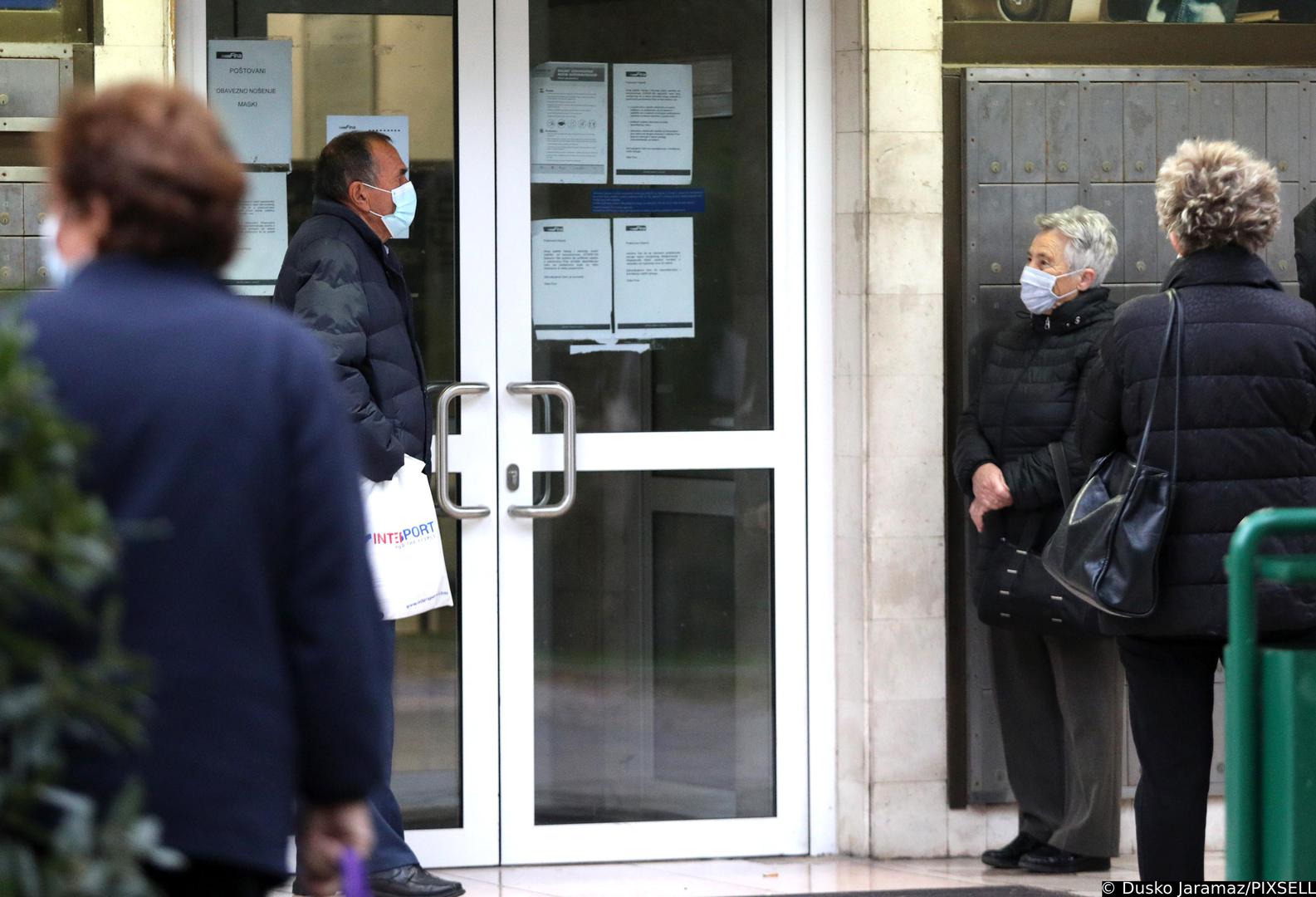 16.11.2021., Sibenik - Prvi je dan obvezne primjene covid potvrda koje dokazuju da je netko cijepljen, da je prebolio covid-19 ili je negativan i od danas postaju obvezne za ulaz u javne i drzavne ustanove. Provjera djelatnika zupanijske uprave i cekanje ispred Fine.  