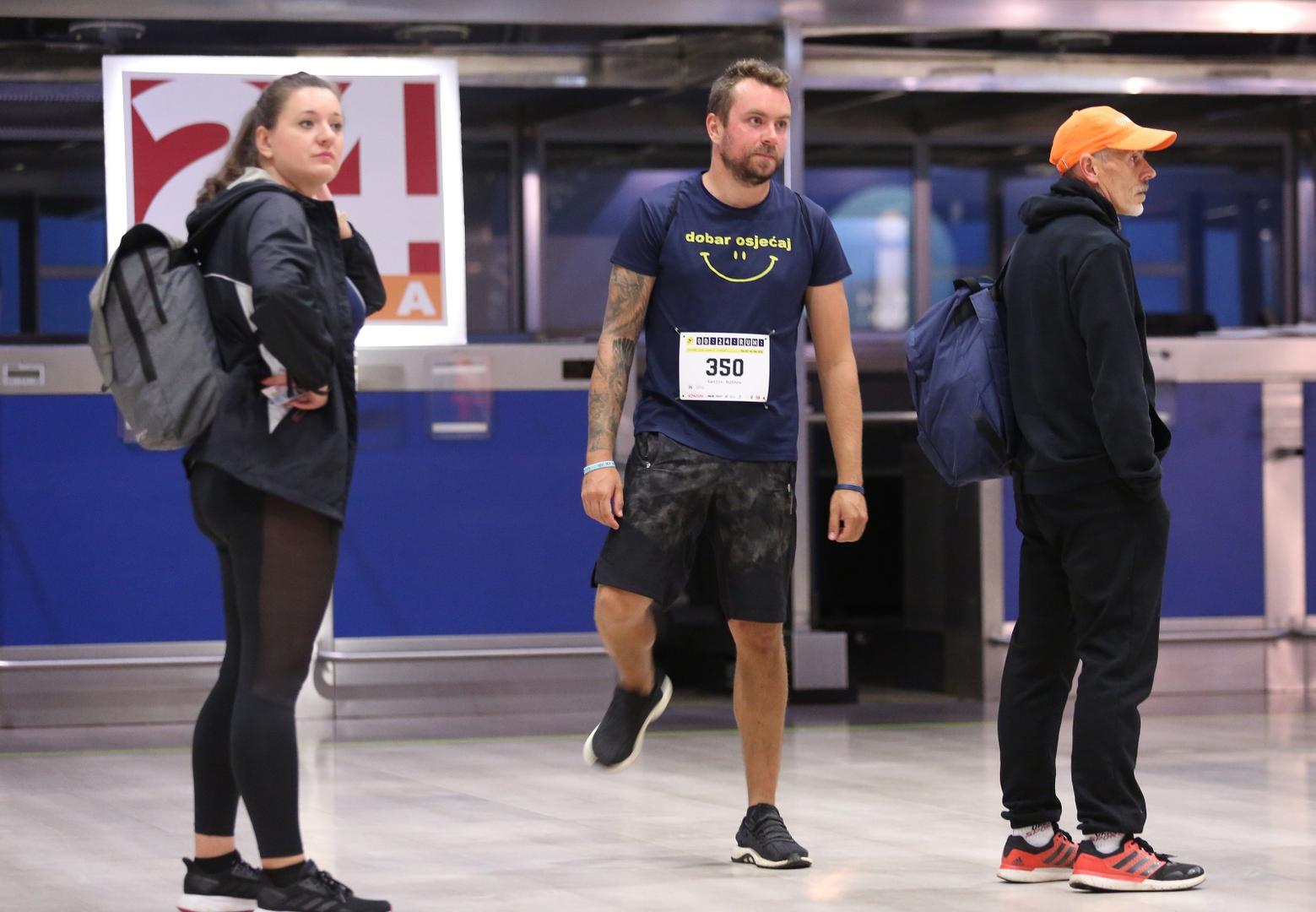 Obavljaju se posljednje pripreme za start utrke „00 24 RUN“ koja će započeti točno 24 minute nakon ponoći.