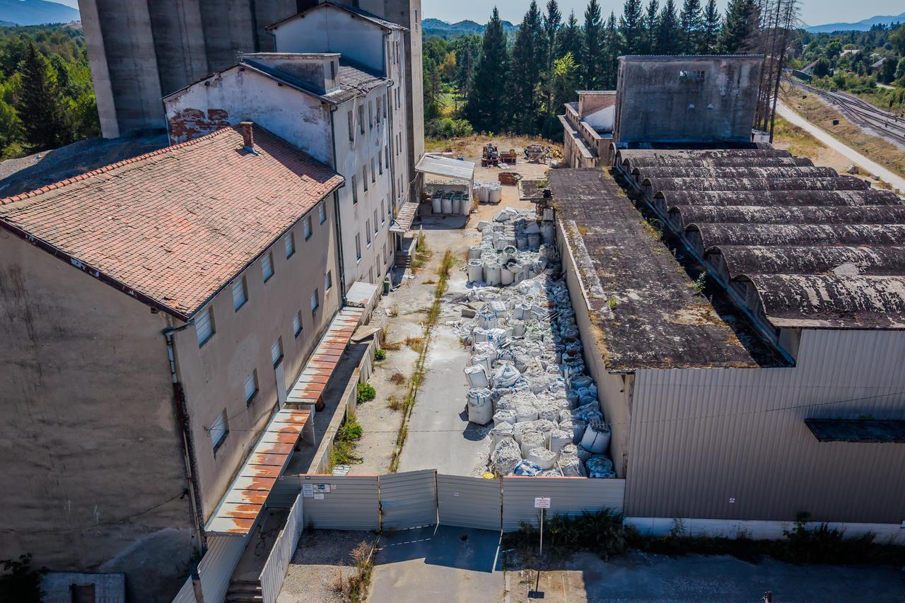 Fotografije iz zraka ilegalnog odlagališta otpada u Gospiću