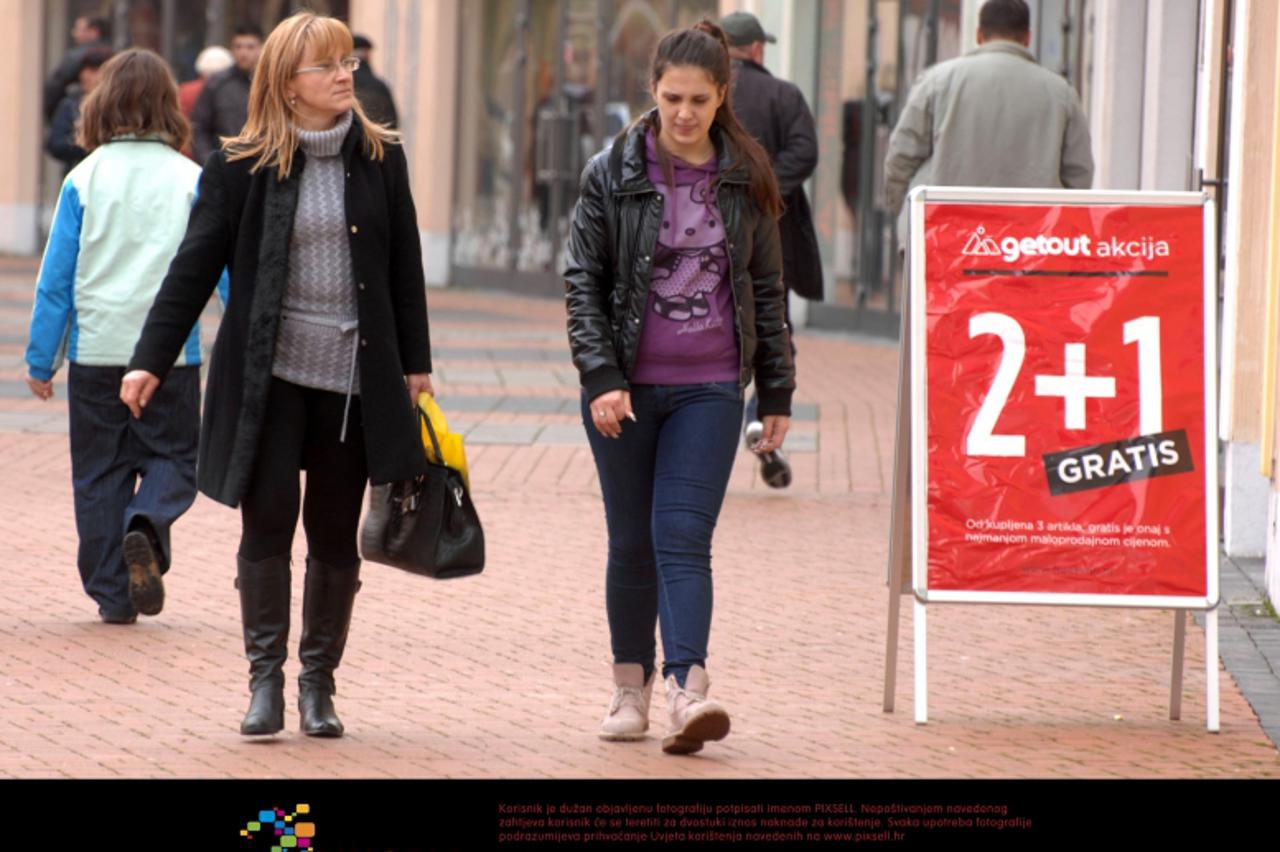 '03.01.2012. Roses Fashion Outlet , Sv. Kriz Zacretje - Godisnji odmori i snizenja do 70 posto privukli veliki broj kupaca u shopping centar Roses. Photo: Matija Topolovec/PIXSELL'