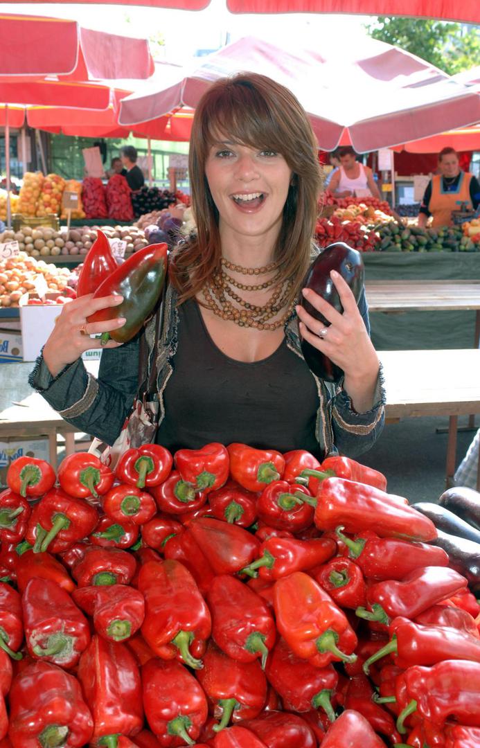 Sa 16 godina nije bila sigurna treba li se posvetiti karijeri modela ili rada na televiziji. Televizijski posao je pobijedio, a na kraju je diplomirala na Fakultetu političkih znanosti u Zagrebu. 