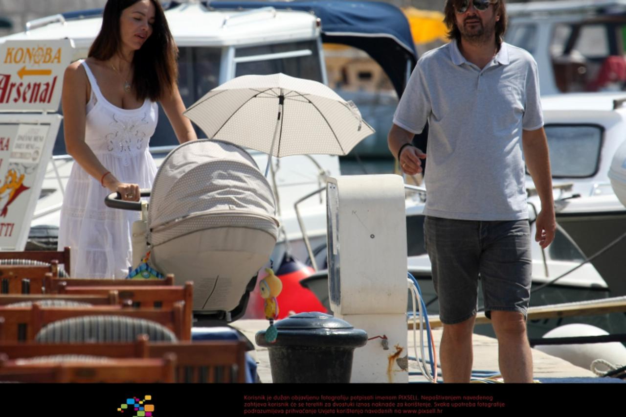 '09.08.2012., Jelsa - Severina i Milan Popovic s djetetom u setnji po gradu. Photo: Dalibor Urukalovic/PIXSELL'