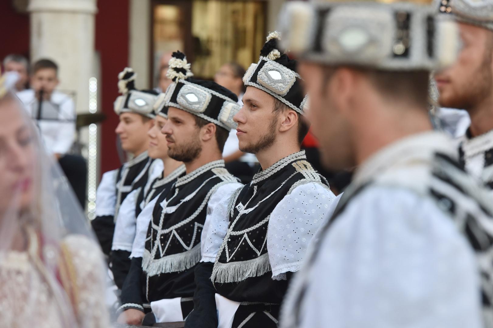 U sklopu Srednjevjekovnog sajma u Šibeniku izvedena je i Moreška, viteški bojevni ples s mačevima.

