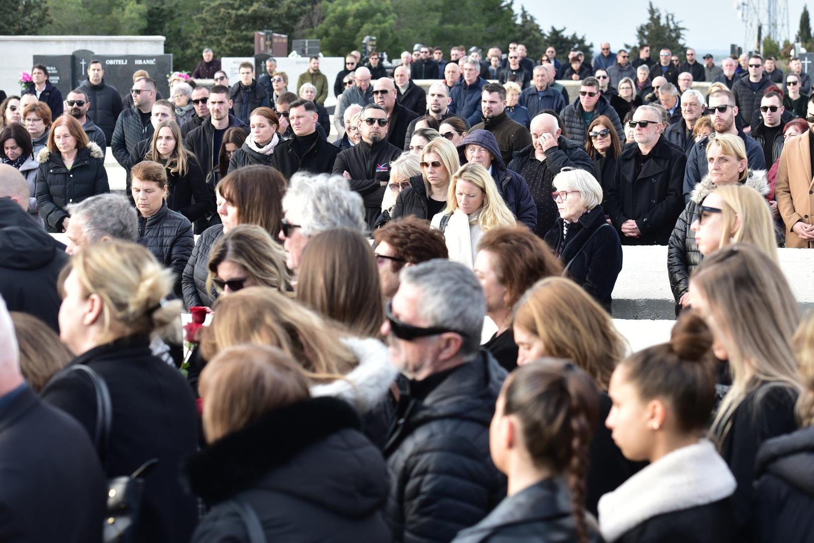 Tada je počeo nastupiti diljem države, ali i u inozemstvu. Prvu solističku pjesmu objavio je 2012. godine pod nazivom "Di vitar ljubi maslinade". 