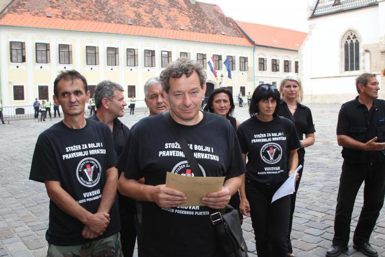 Vlado Iljkić, markov trg,kamenita vrata,prosvjed,ćirilica,vukovar (1)