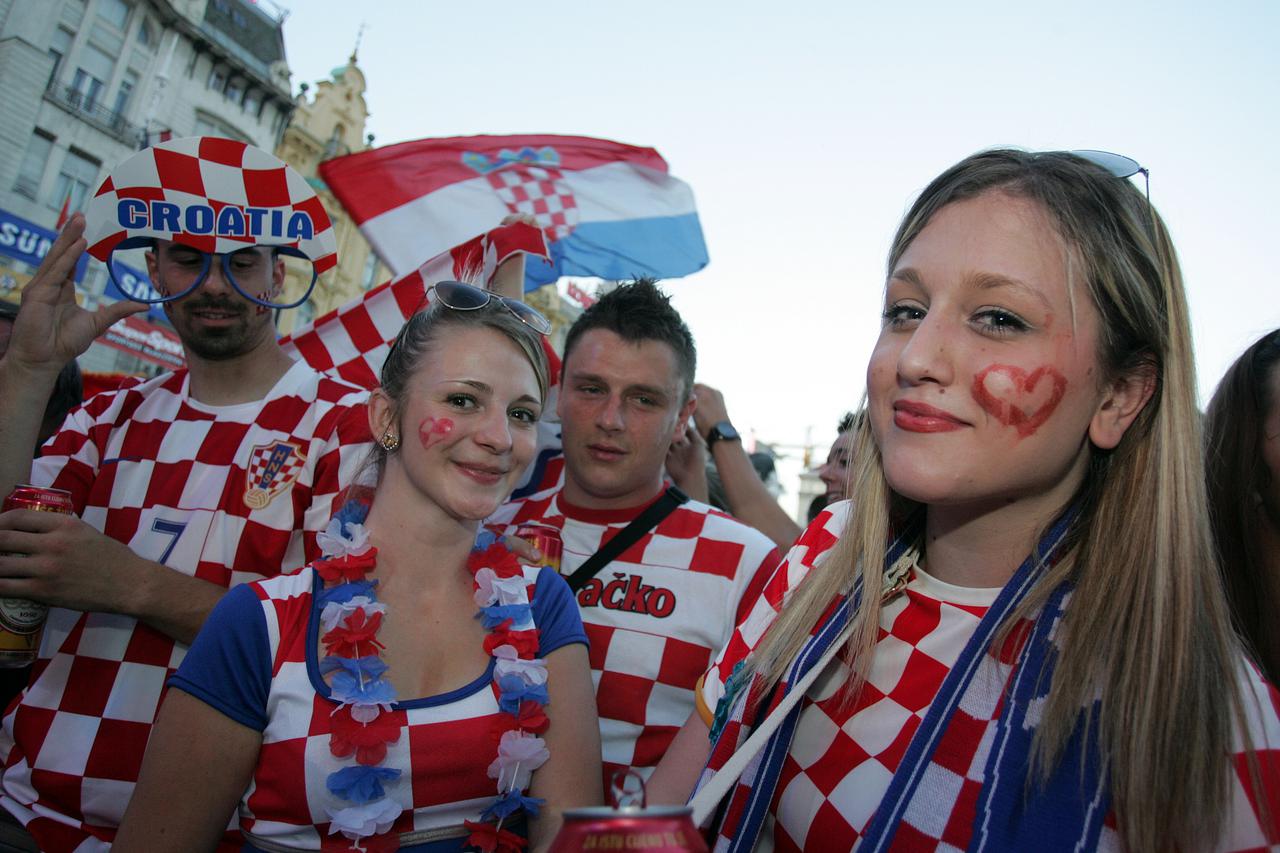 18.06.2012., Zagreb - Navijaci prate trecu utakmicu hrvatske nogometne reprezentacije na Euru 2012., u susretu sa Spanjolskom na Trgu bana Josipa Jelacica. Photo: Grgur Zucko/PIXSELL