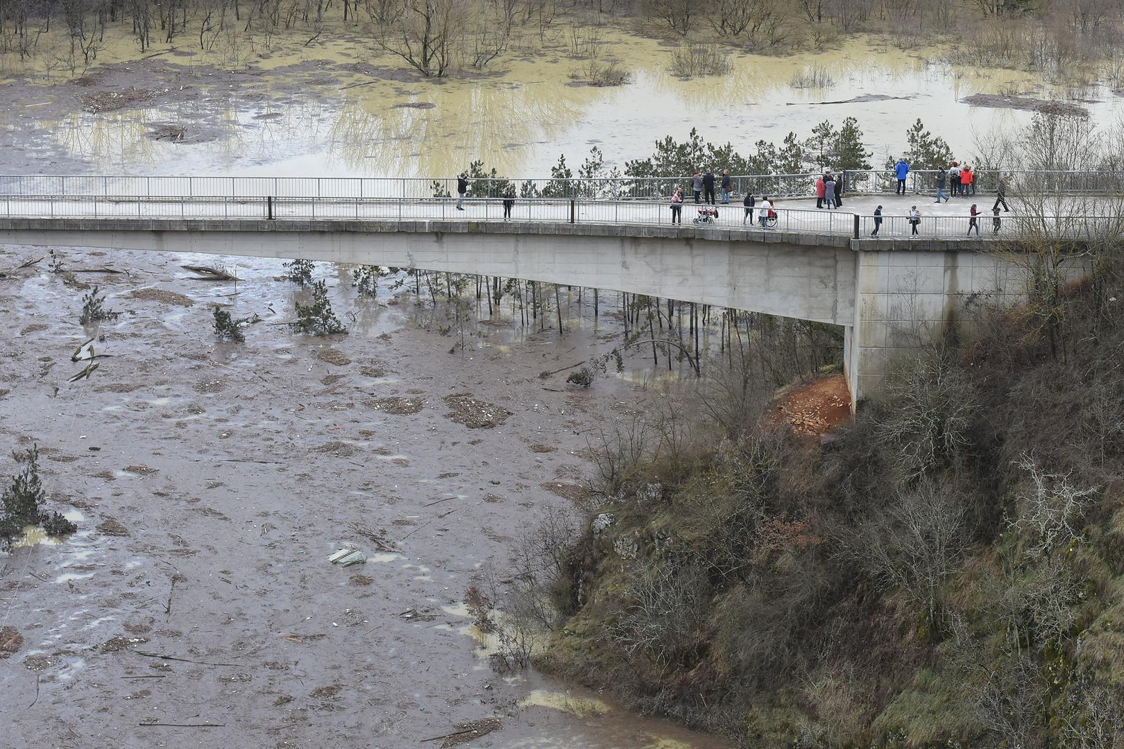 Uslijed ekstremnih količina oborina koje su pale u 24 sata noćas u Pazinu, začepila se Pazinska jama pa je došlo do naglog porasta vodostaja i velike poplave. Voda je bila visoka čak 50 metara. 