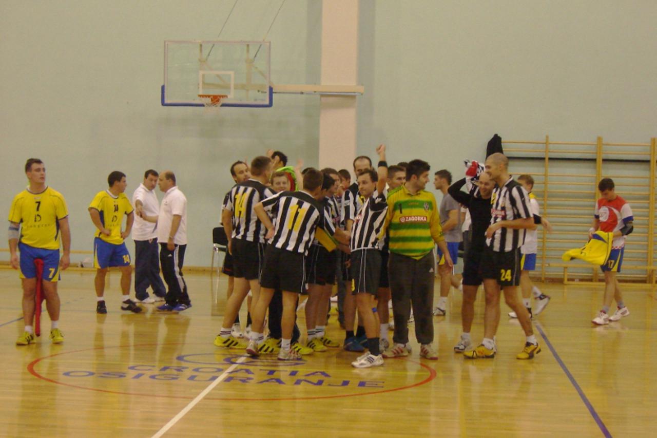 'Zagorje, Bedekovcina, Rukometasi Bedekovcine (crno-bijeli) trecom uzastopnom pobjedom, drugom gostujucom, pobjednički kroce Drugom ligom zapad, snimio: Mladen Kukas'