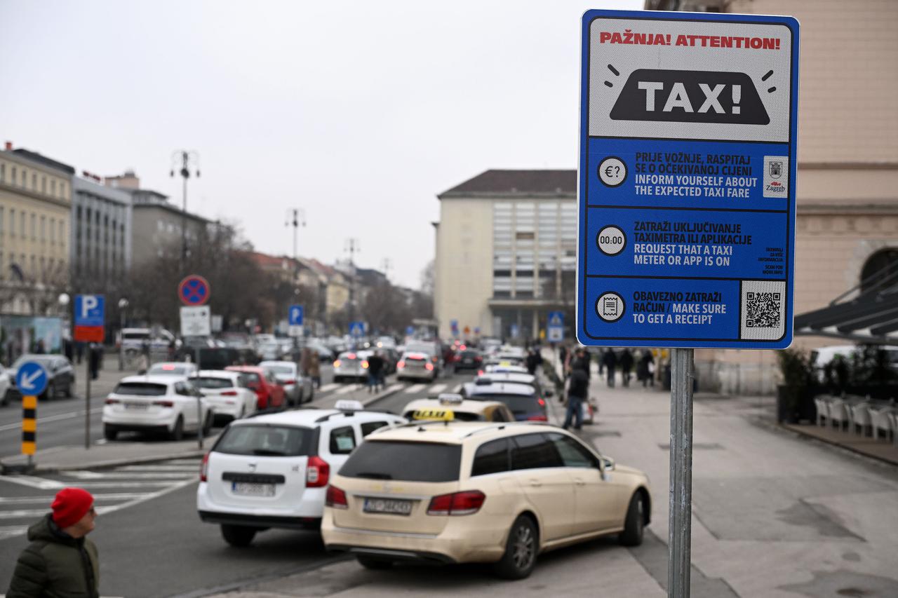 Zagreb: Taxi stajaliste na Glavnom kolodvori ima tablu kako bi upozorila korisnike na cijene