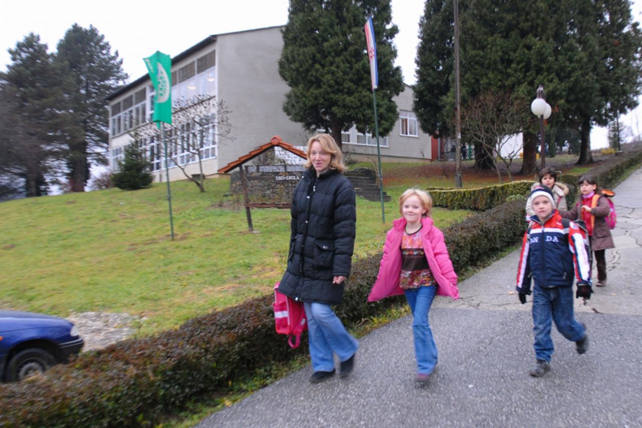 'zagorje - 17. 12. 2008., Brestovec Orehovicki, Hrvatska - Nova sportska dvorana trebala bi se sagraditi izmedu OS i parkiralista. Photo: Zeljko Pusec/Vecernji list'