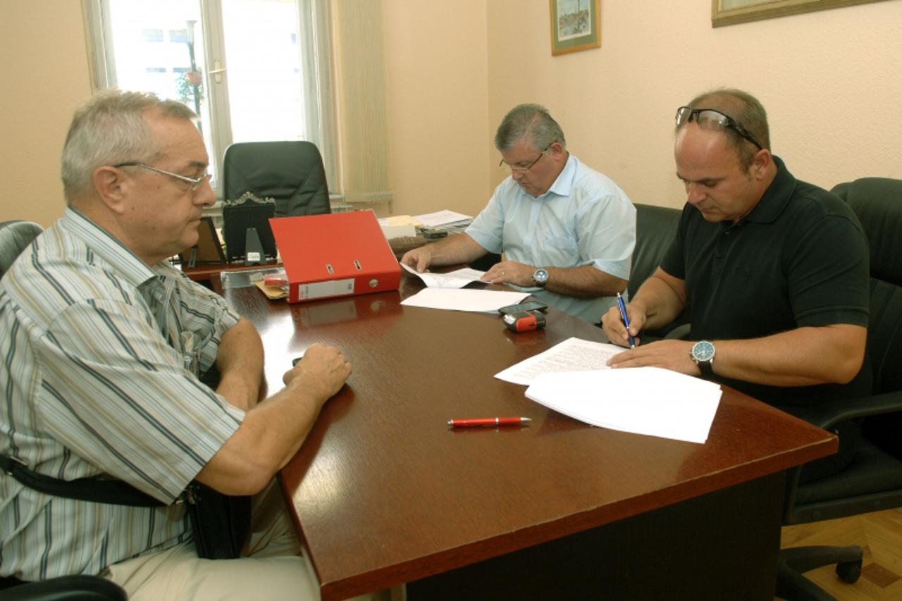 'Pakrac-03.09.2012. Visegodisnji stecajni postupak u pakrackoj drvnoj industriji Papuk okoncan. Kupili su ga Slovenski poslovni partneri. Oni su o kupnji potisali ugovor. Snimio:Dusan Mirkovic/Pixsell