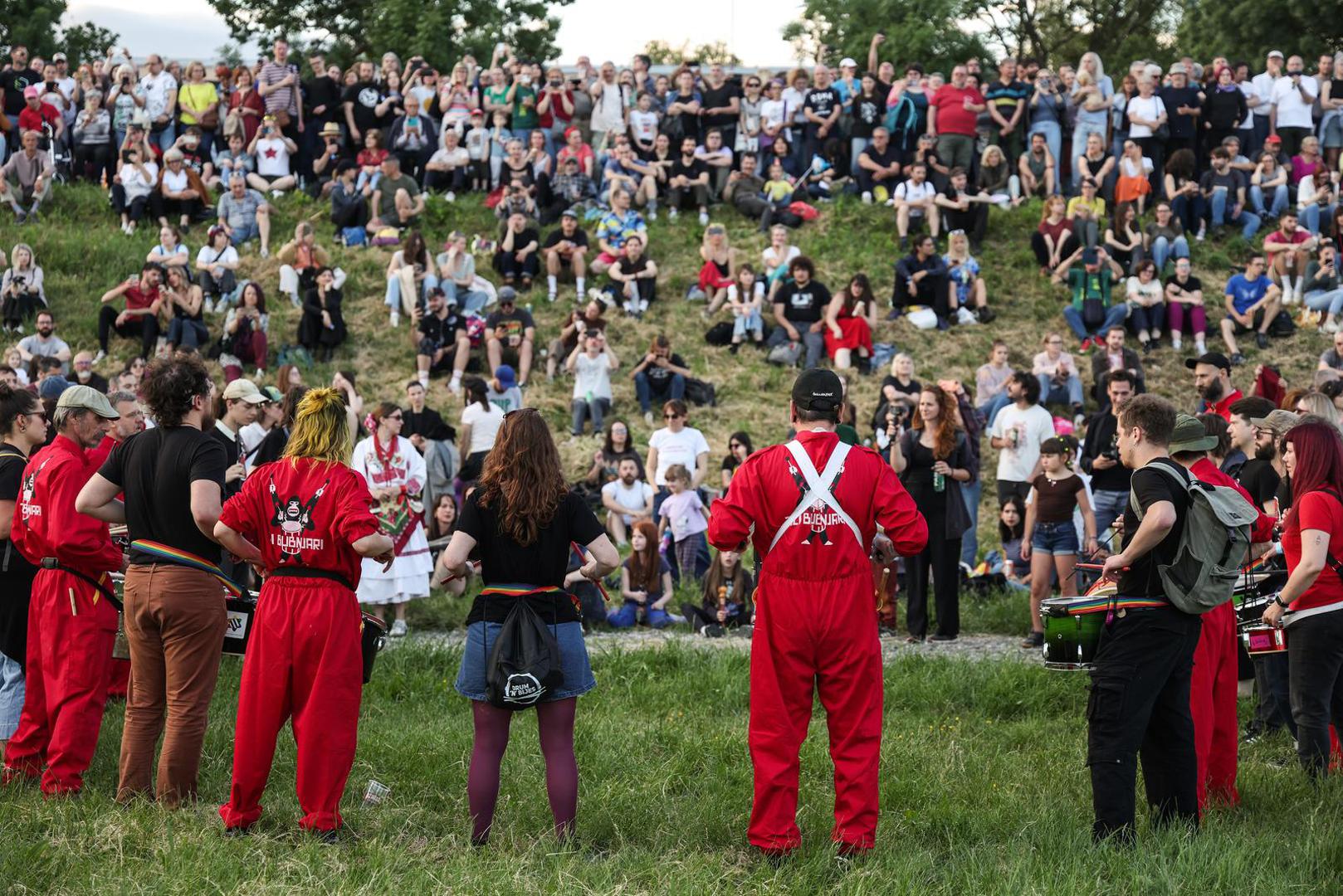 Organizatori su upozorili na, kako su naveli, rastući revizionizam, normalizaciju ustaškog pozdrava "Za dom spremni" te "huškačku retoriku prema Srbima, Romima, Židovima, ženama i transrodnim osobama". 