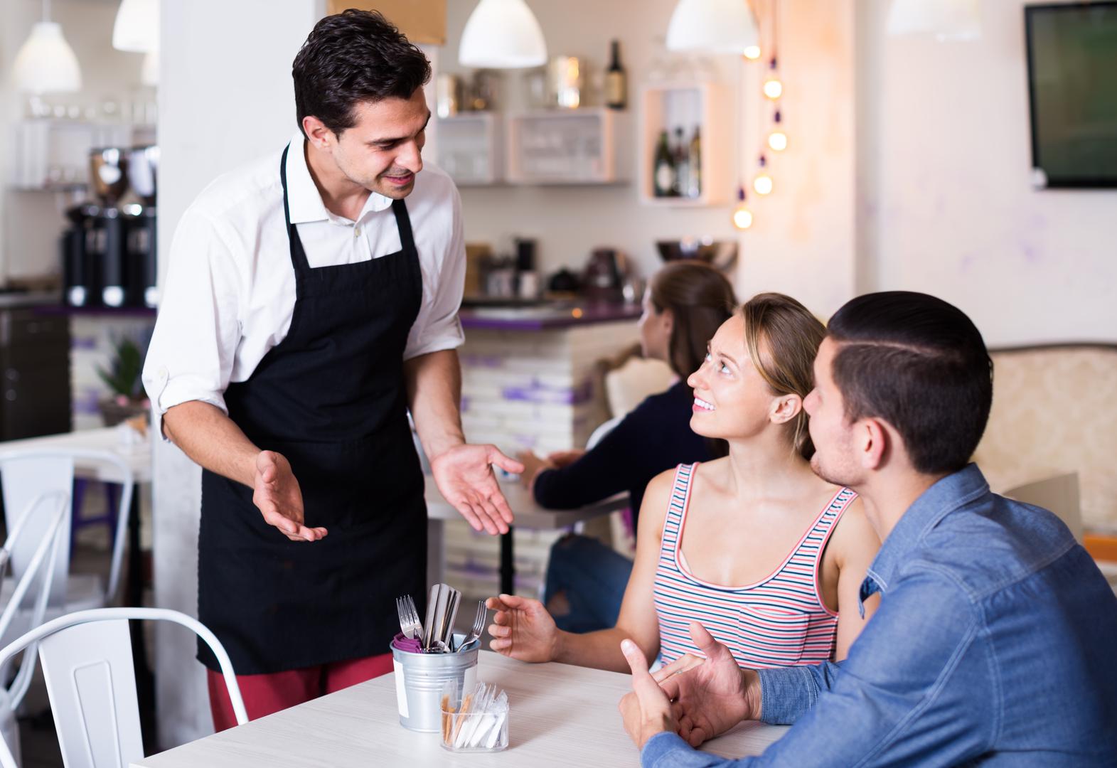 Konobarenje je jedan od najstresnijih poslova, a uz to može biti i vrlo fizički naporan, posebice u turističkim sredinama i tijekom sezone. Uz to, neki ljudi jednostavno se ne trude olakšati konobarima već im dodatno zakompliciraju život svojim ponašanjem. Na portalu Theeverygirl, dugogodišnja konobarica poručila je od čega im se diže kosa na glavi. 