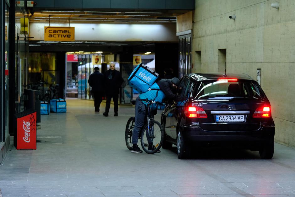Zagreb: Turisti autom zalutali na glavni Trg, a zatim i u prolaz ispod nebodera