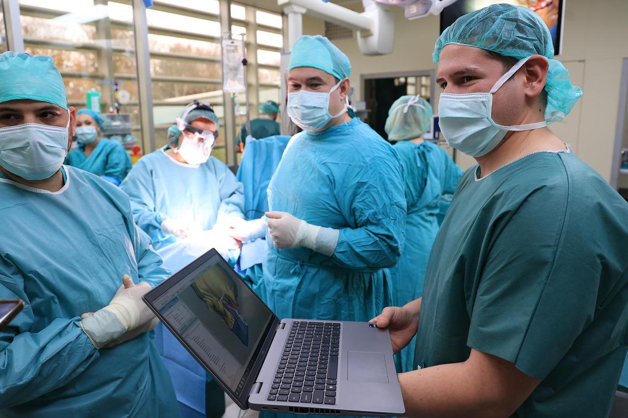 Zagreb: Tim liječnika iz KB Dubrava ugrađuje čovjeku čeljusni zglob