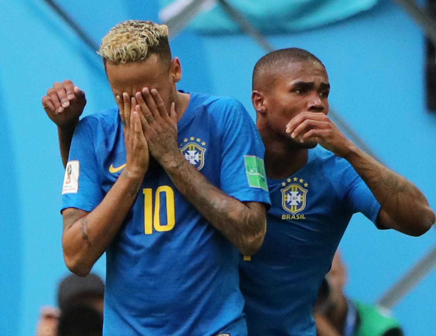 Nakon posljednjeg sučevog zvižduka Neymar se potpuno slomio, kleknuo je na travnjak i zaplakao.


