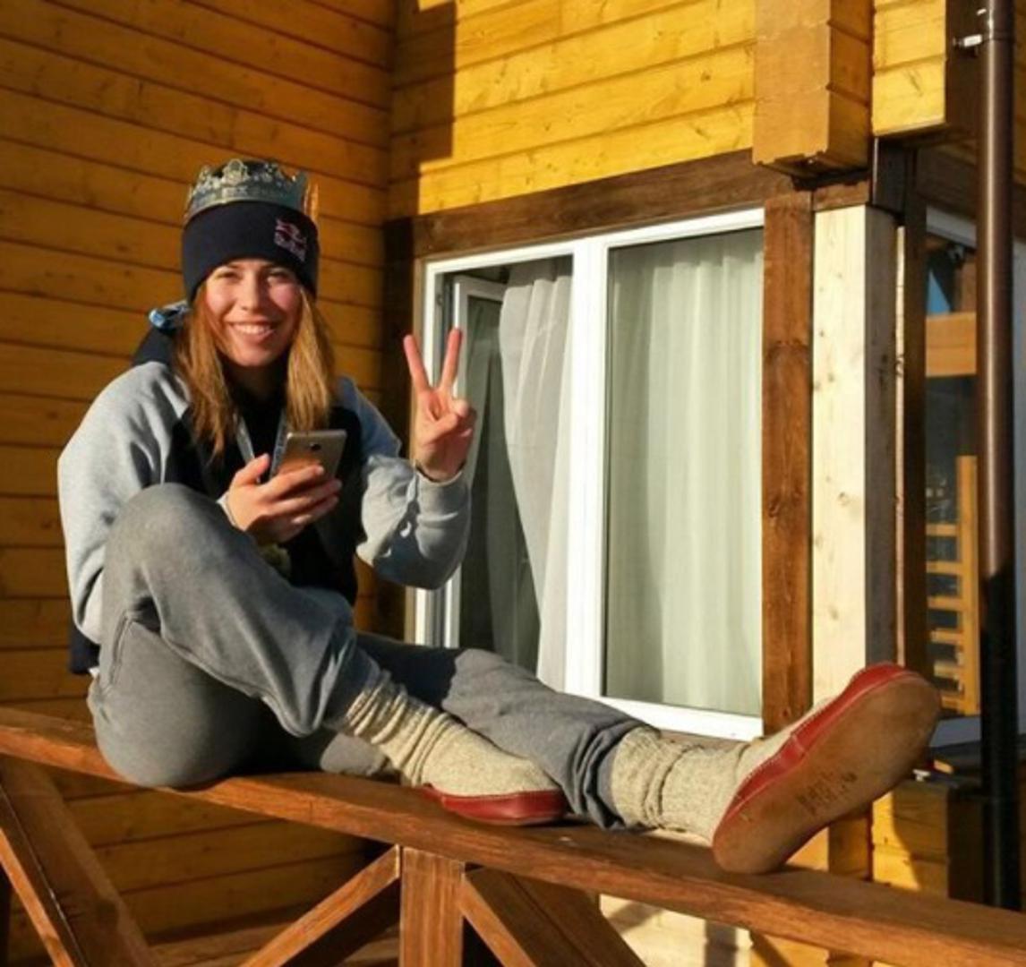 Čehinja Eva Samková (24) počela je karijeru kao snowboarderica u freestyleu, ali je prešla na boardercross nakon što je pretrpjela nekoliko ozljeda. Na Igrama u Sočiju osvojila je zlato.