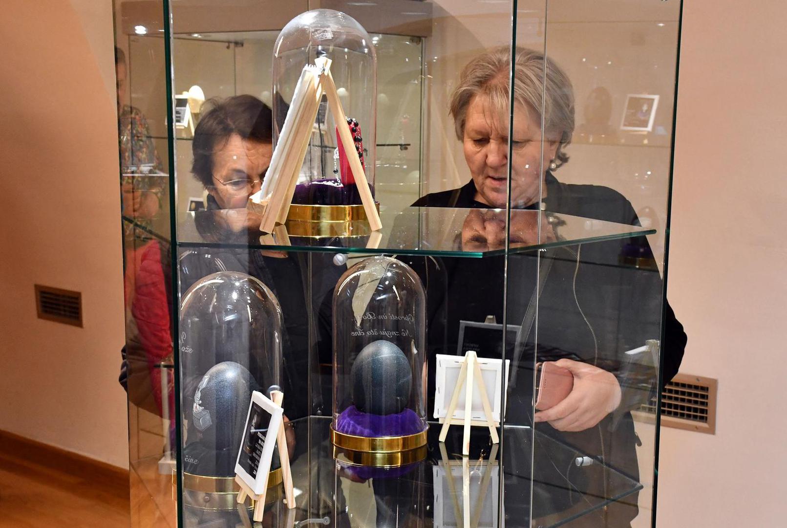 03.04.2025., Pozega: U Muzeju grada Požege otvorenje izlozbe jedinstvenih umjetnickih dijela pod nazivom "Umjetnine od ljuski jaja" autora Zorana Lucica. Izlozba je humanitarnog karaktera. Photo: Ivica Galovic/PIXSELL