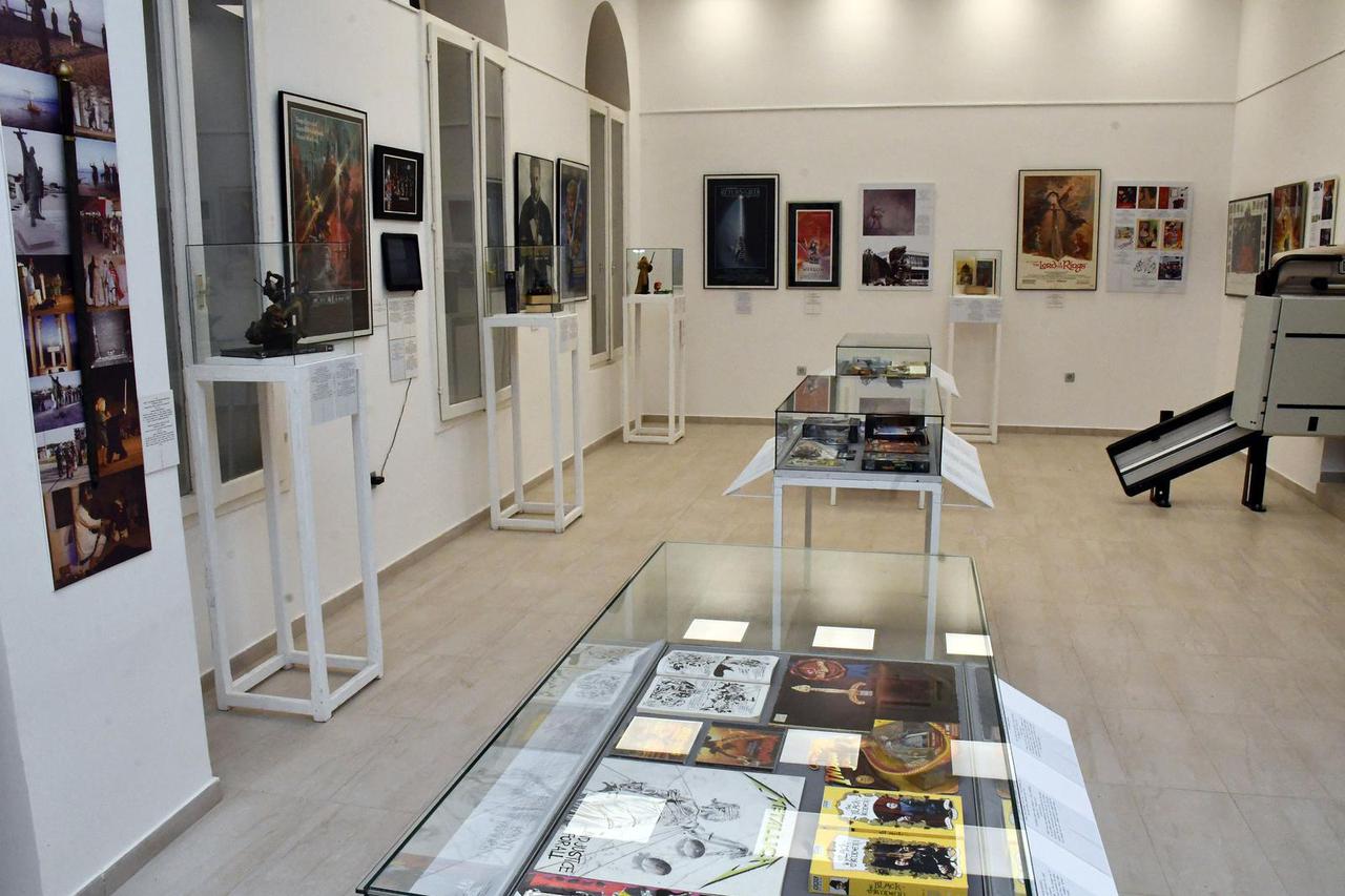 Slavonski Brod: Otvorenje izložbe vrijednih srednjovjekovnih mačeva iz fundusa Hrvatskog povijesnog muzeja.