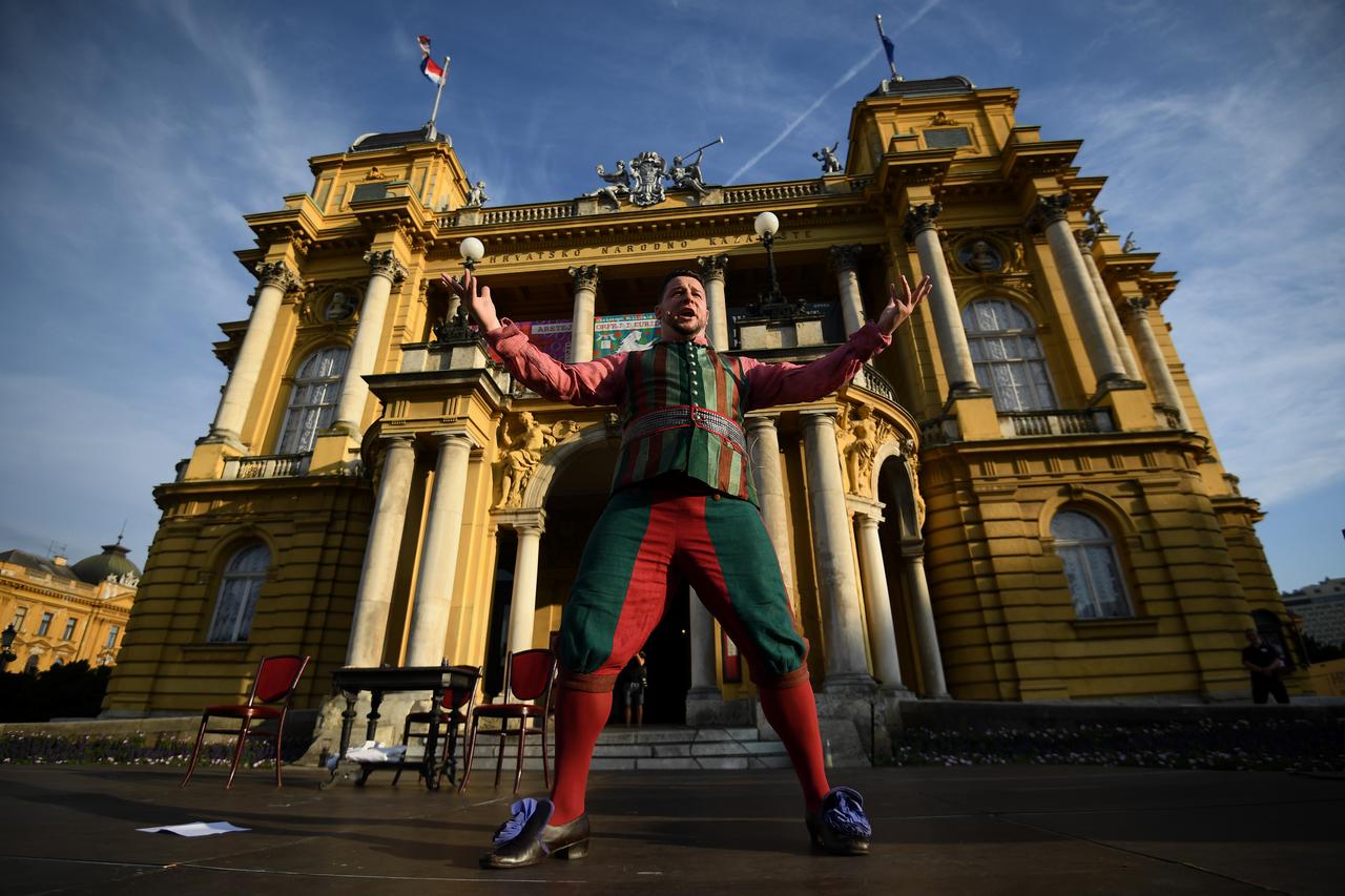 Zagreb: U sklopu Ljetnih večeri ispred HNK izvedena skraćena opera Seviljski brijač