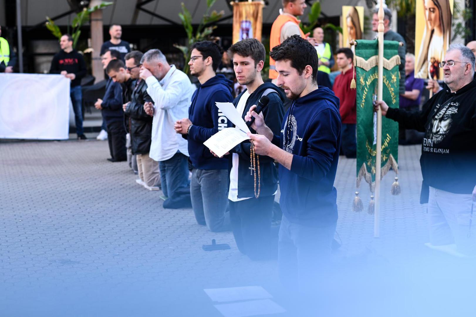 6.5.2023., Zagreb - Molitelji i kontra prosvjed na Trgu bana Jelacica Photo: Zoe Sarlija/PIXSELL