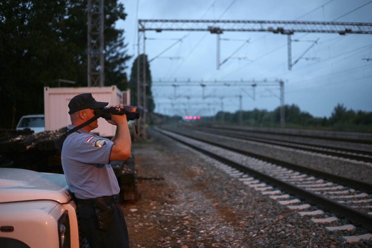 20.08.2015., Bajakovo - Granicni prijelaz Tovarnik i Bajakovo, kvalitetno opremljena granicna policija nadzire granicu sa Srbijom i kontrolira prelazak drzavne granice. Photo: Marko Mrkonjic/PIXSELL