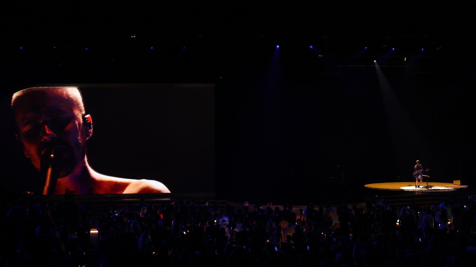 Hailey je pak nosila crnu prozirnu Alaïa haljinu bez naramenica. Njezina uska toaleta završavala je malim šlepom koji je +otkrivao njezine crne cipele.