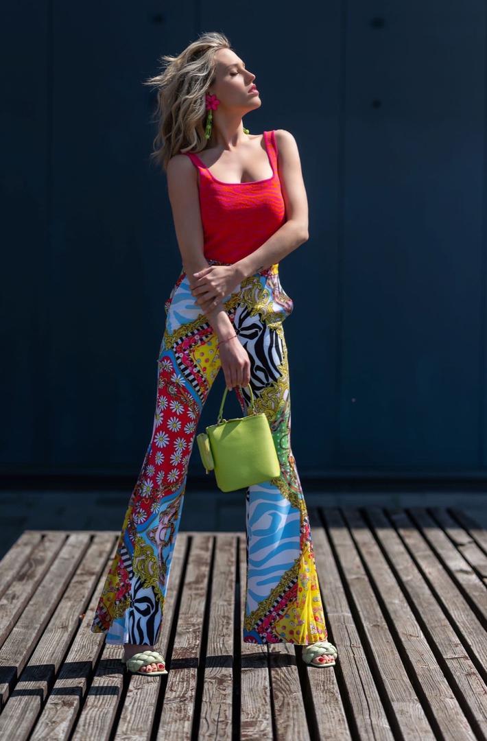 Top – Mohito 139,90 kn; Hlače – HalfPrice, Moschino 1799,90 kn; Torbica – Mohito 199,90 kn; Sandale – Mass 479,90 kn; Naušnice – Mohito 99,90 kn; Westgate Shopping City