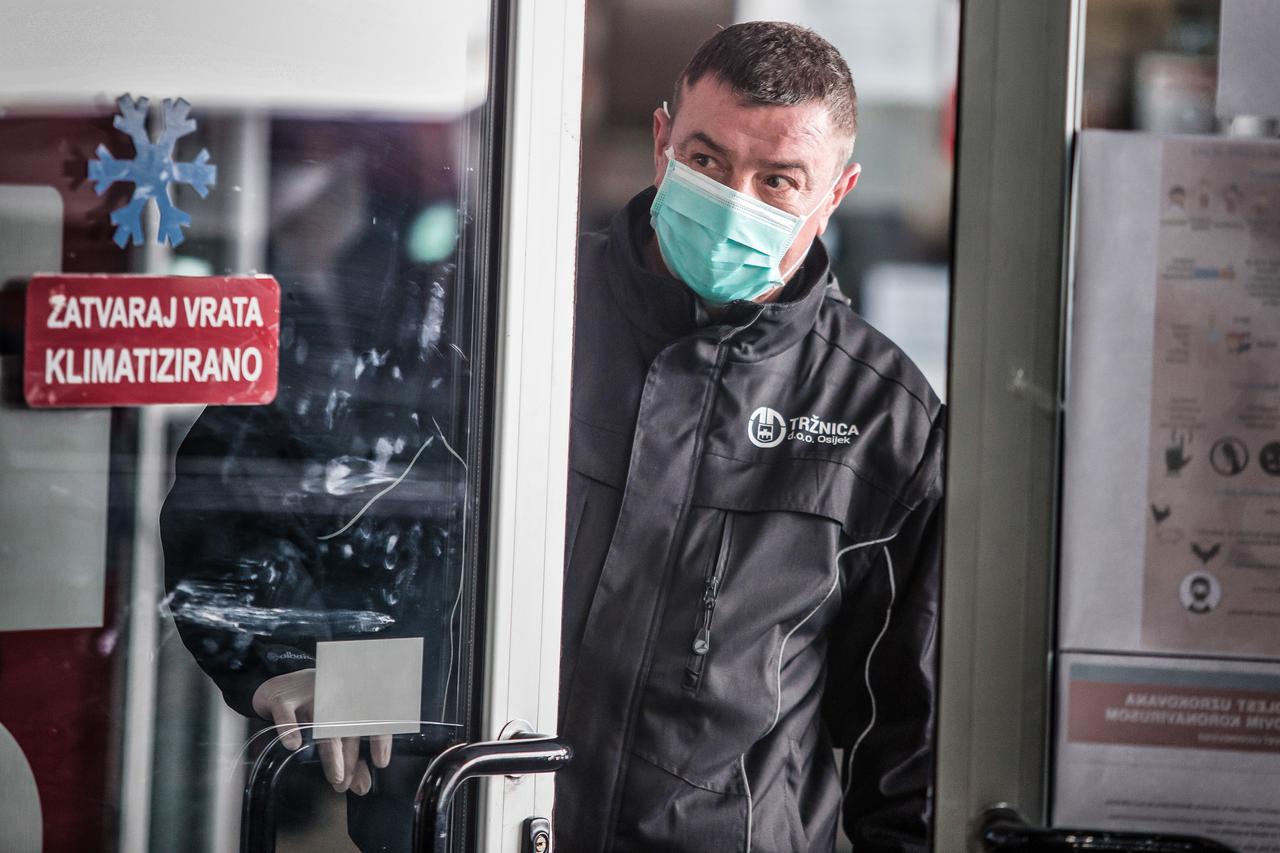 Osijek: Ograničen broj ljudi za zatvoreni dio tržnice, djelatnici rade s maskama na licu