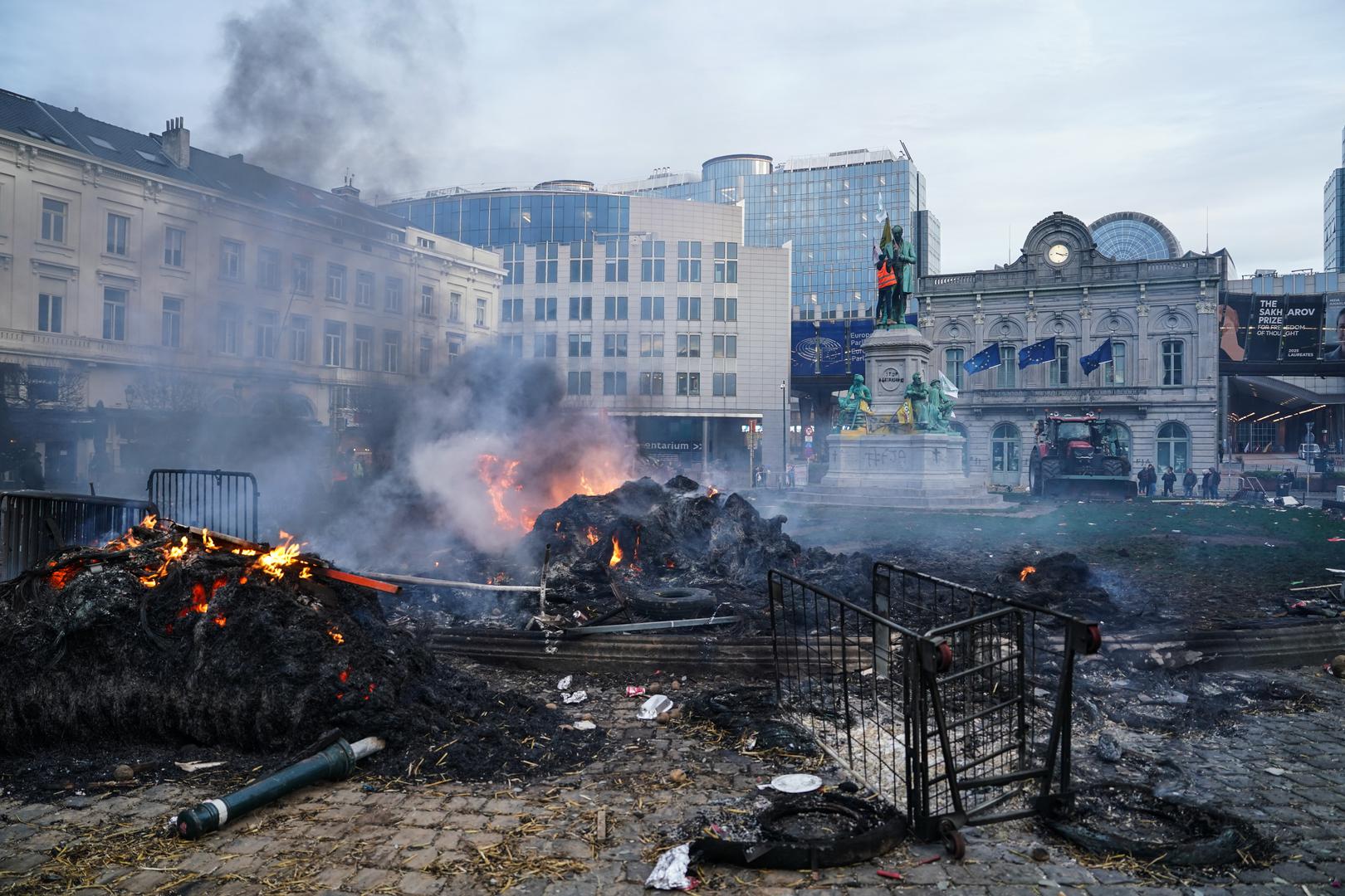 Belgijska policija suzavcem i vodenim topovima obrušila se na prosvjed poljoprivrednika protiv sporazuma o slobodnoj trgovini između Europske unije i Mercosura postali nasilni, a neki su prosvjednici bacali kamenje i krumpir na policiju te razbijali prozore.