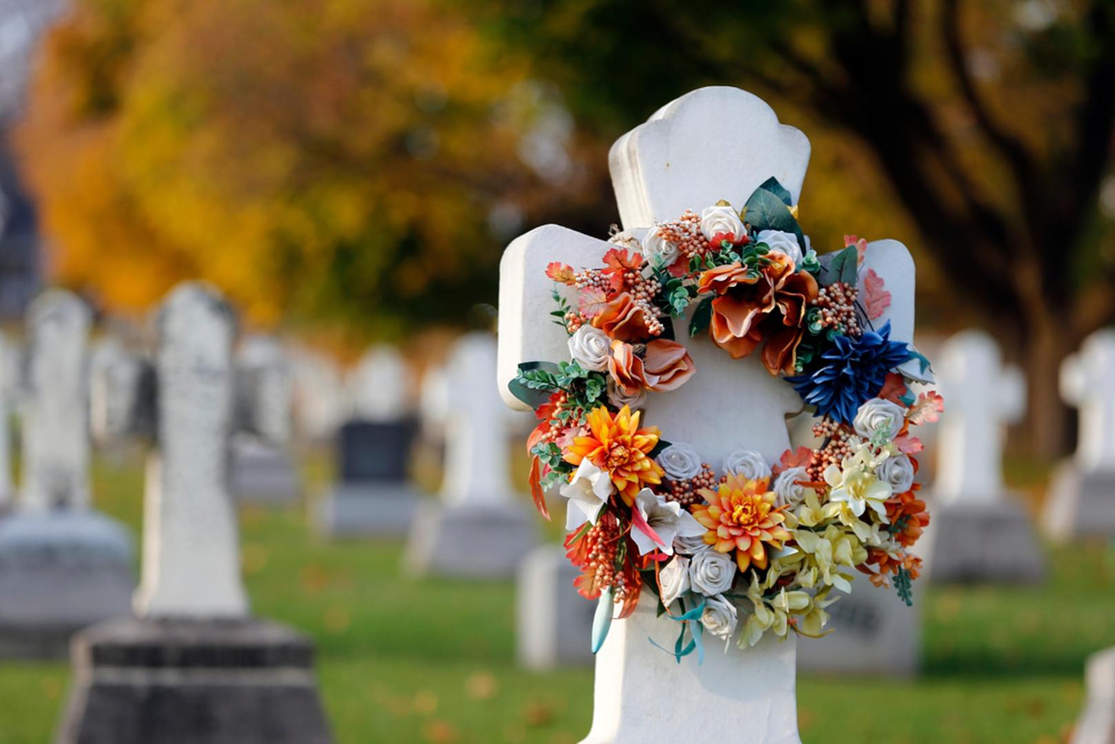 Vijenac od prirodnih materijala: Osnova je od vrbinih šiba ili slame. Ukrašava se šipkom, žirom, lišćem i mahovinom ili pak suhim cvijećem. Sve je biorazgradivo i lokalno. Nakon blagdana vijenac ide na kompost, a ako koristite suho svijeće može trajati i puno duže. Izbjegavajte sprejeve s lakom i šljokicama.