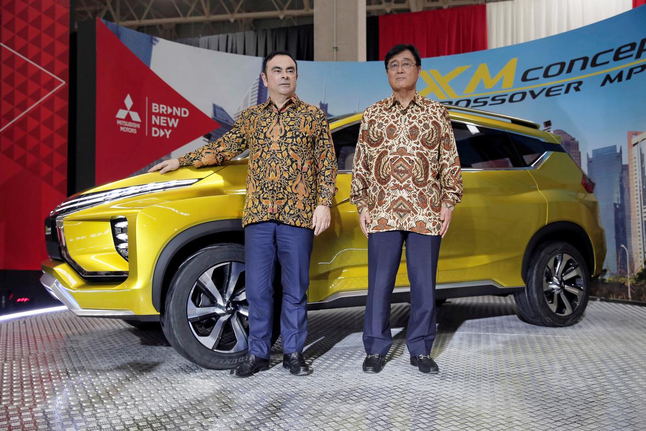 Glavni izvršni direktor grupacije Renault-Nissan Carlos Ghosn i direktor Mitsubishija Osamu Masuko na salonu automobila u Indoneziji