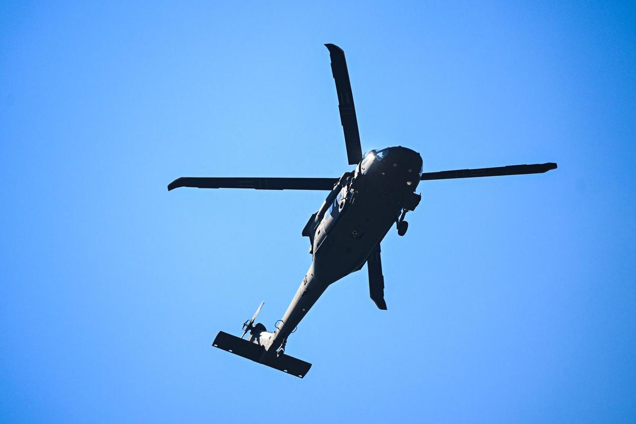 Prelet Black Hawk helikoptera iznad Knina tijekom središnje svečanosti obilježavanja Dana pobjede i domovinske zahvalnosti