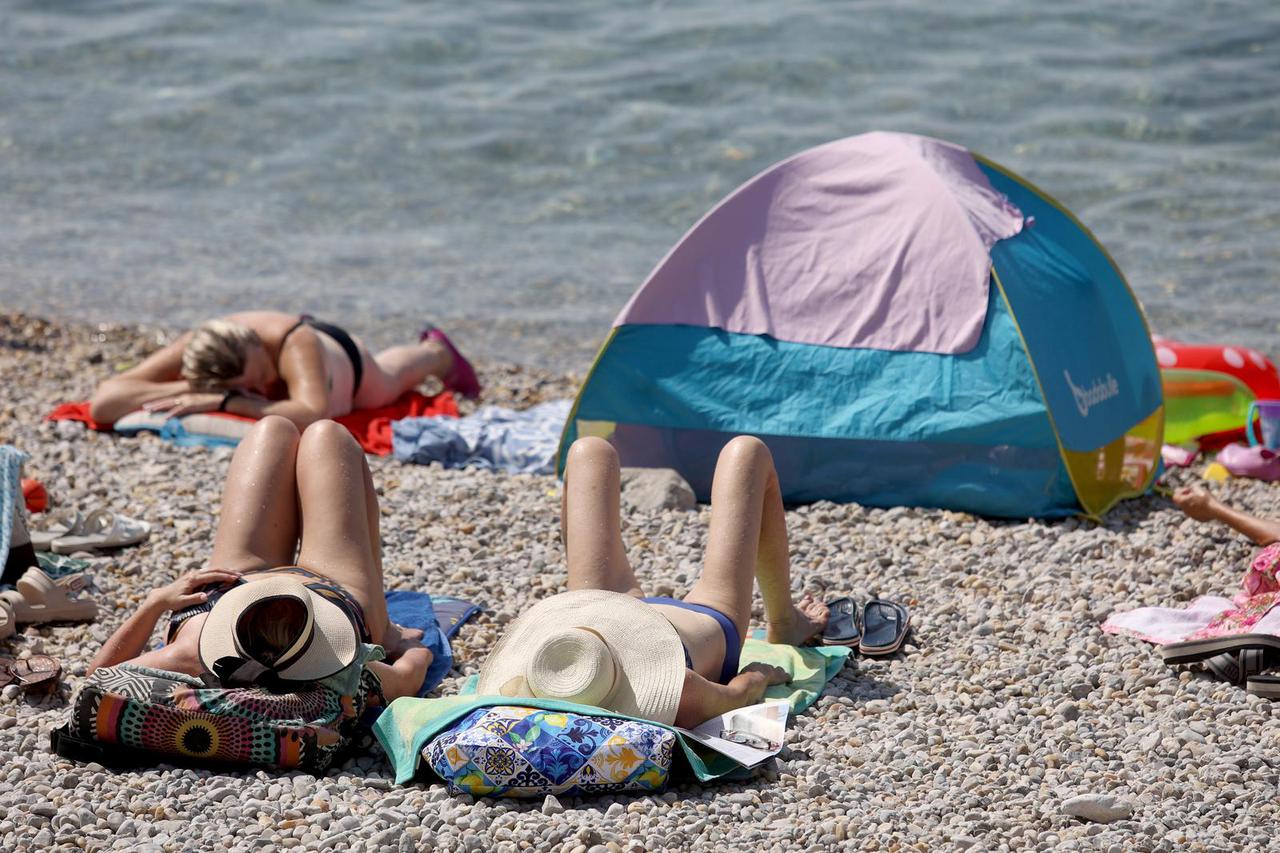 Rijeka: Ljudi rashlađenje traže na plaži Ploče