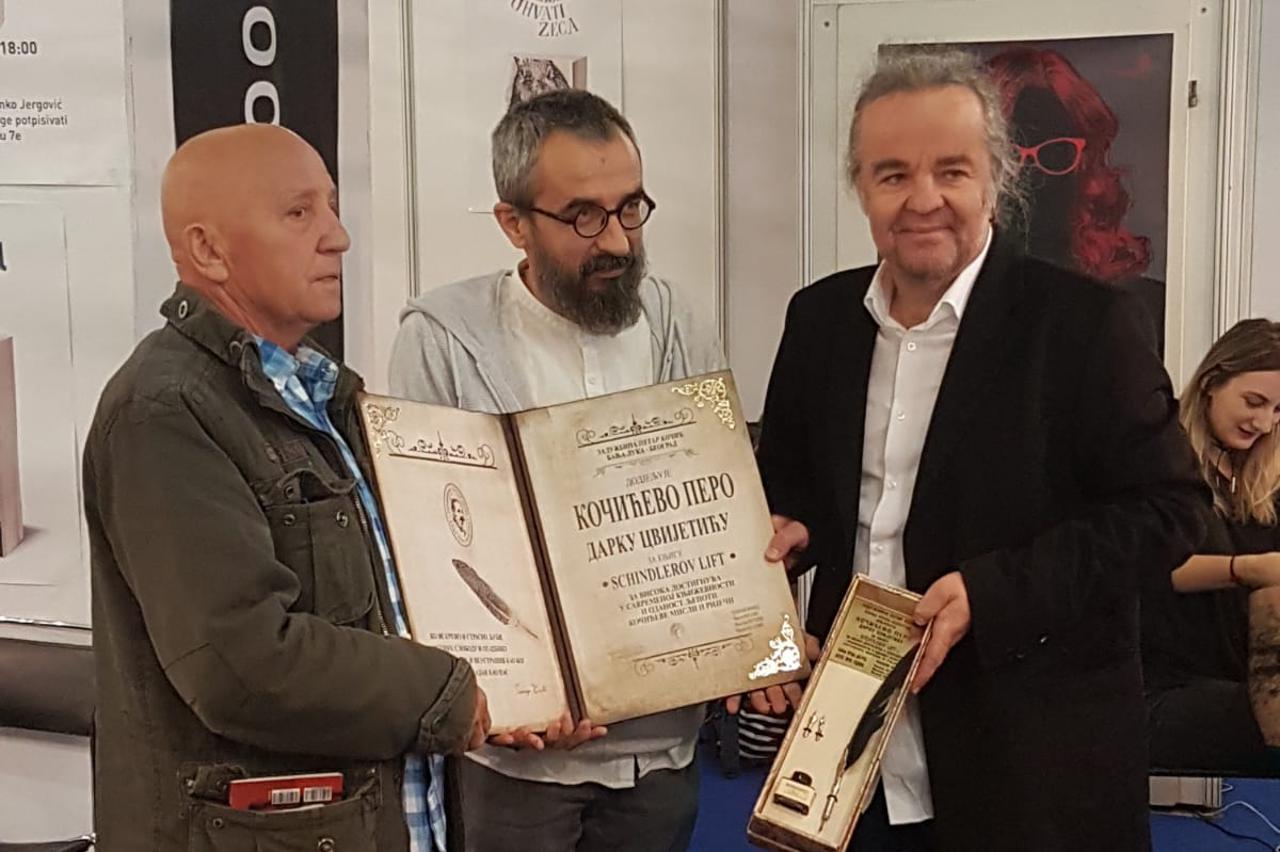 Nikola Vukolić, Darko Cvijetić i Miljenko Jergović prilkom dodjele Kočićevog pera Cvijetiću za roman "Schindlerov lift"