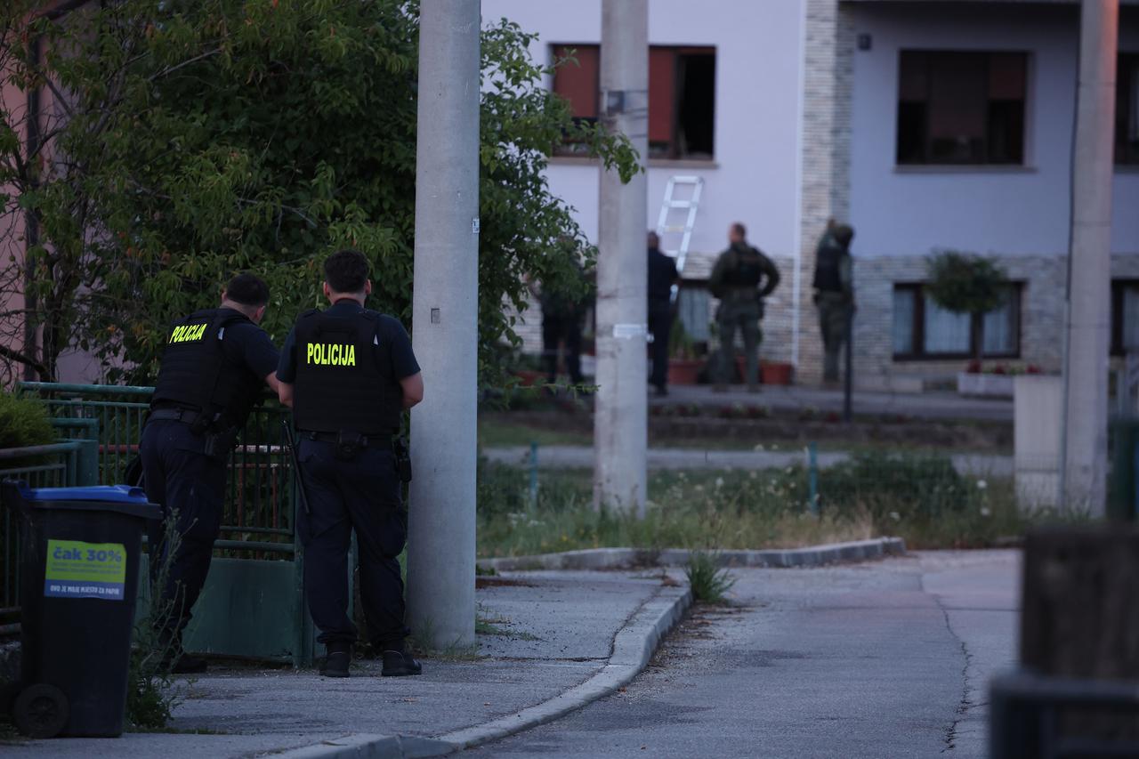 U mjestu Donji Dragonožec muškarac se zatvorio u kuću s puškom 