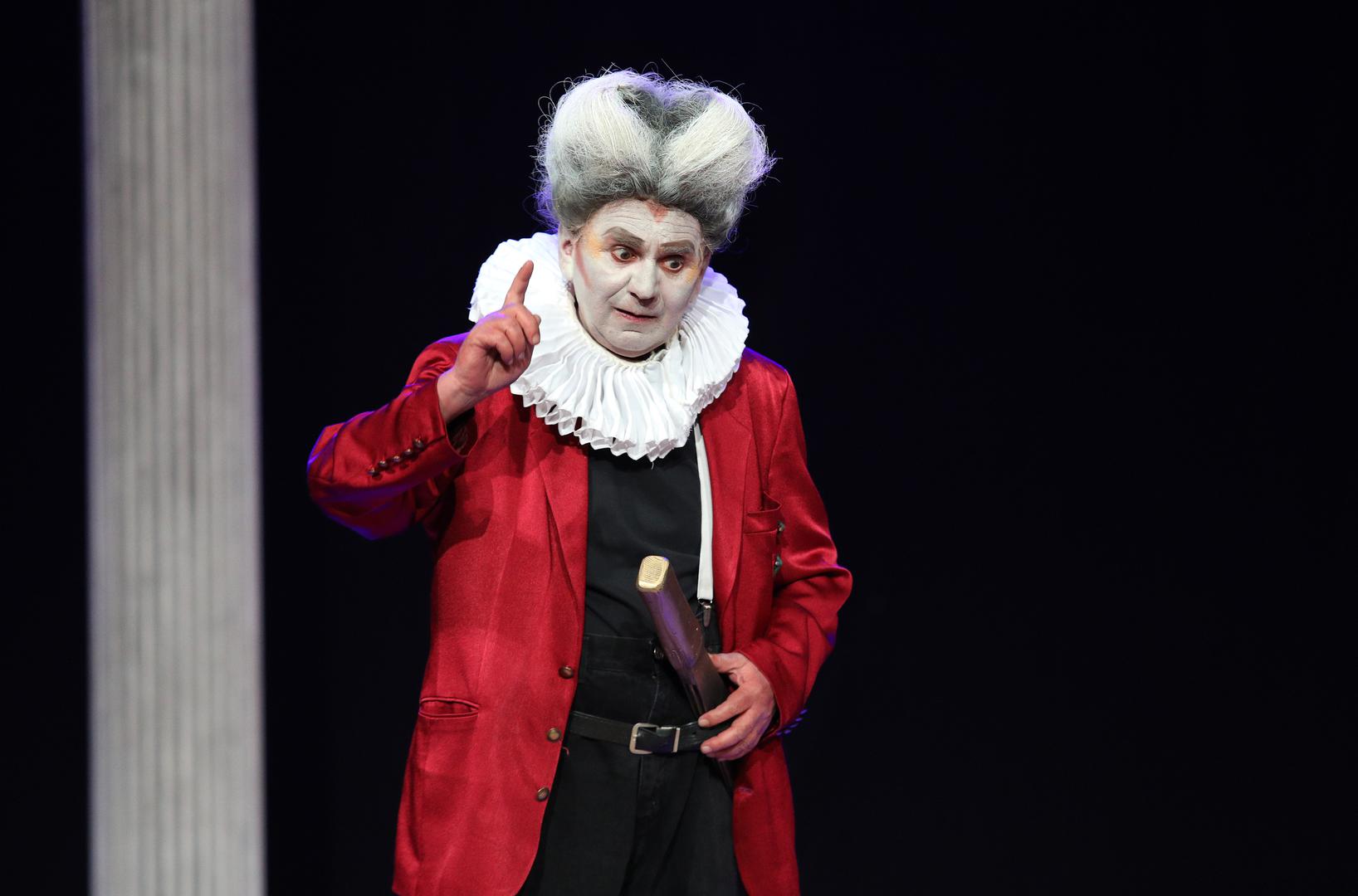 Početkom 2000-tih na Novoj TV emitirala se serija ''Nad lipom 35'', koja je privukla velik broj gledatelja i postala nezaobilazan dio televizijskog programa, osobito u blagdansko vrijeme. 