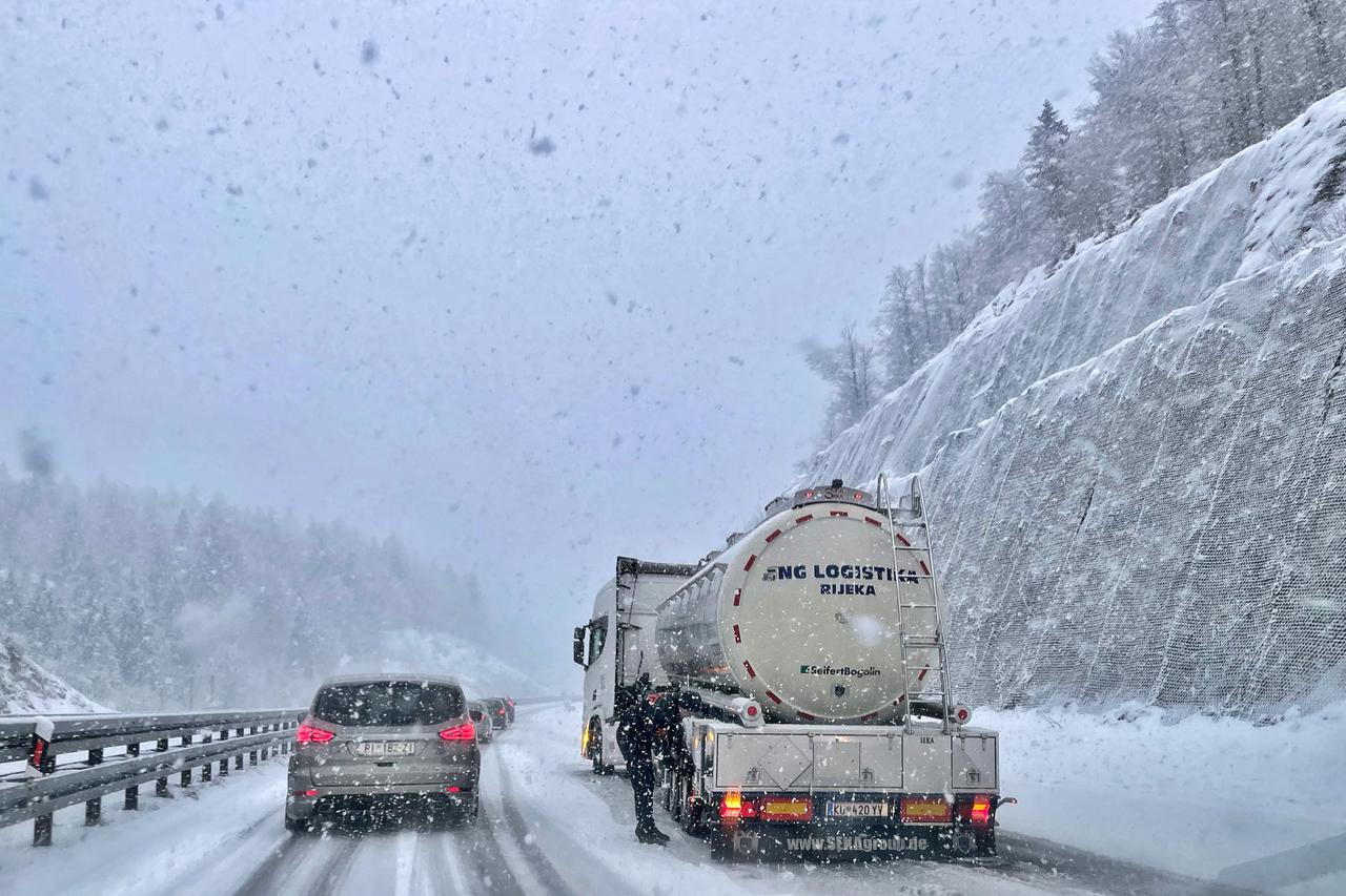 Gusti snijeg i poledica oteževaju prometovanje na autcesti A6 Zagreb - Rijeka