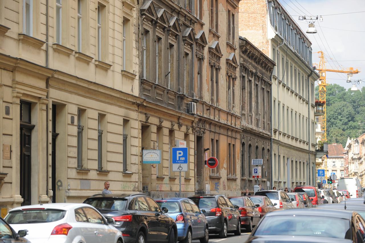 17.09.2014., Zagreb - Krizanje Klaiceve ulice Meduliceve ulice i Prilaza Gjure Dezelica, zgrade kojima ce obnoviti fasadu Photo: