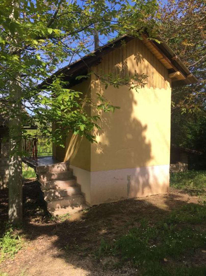 Na oglasu stoji kako se kuća prodaje za 8.000 eura, no navedena je i napomena kako se kupoprodajna cijena dogovara izravno s prodavateljem.