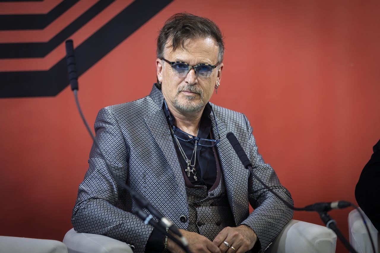 Osijek: Gibonni na Panonskom festivalu predstavio je knjigu Drvo 