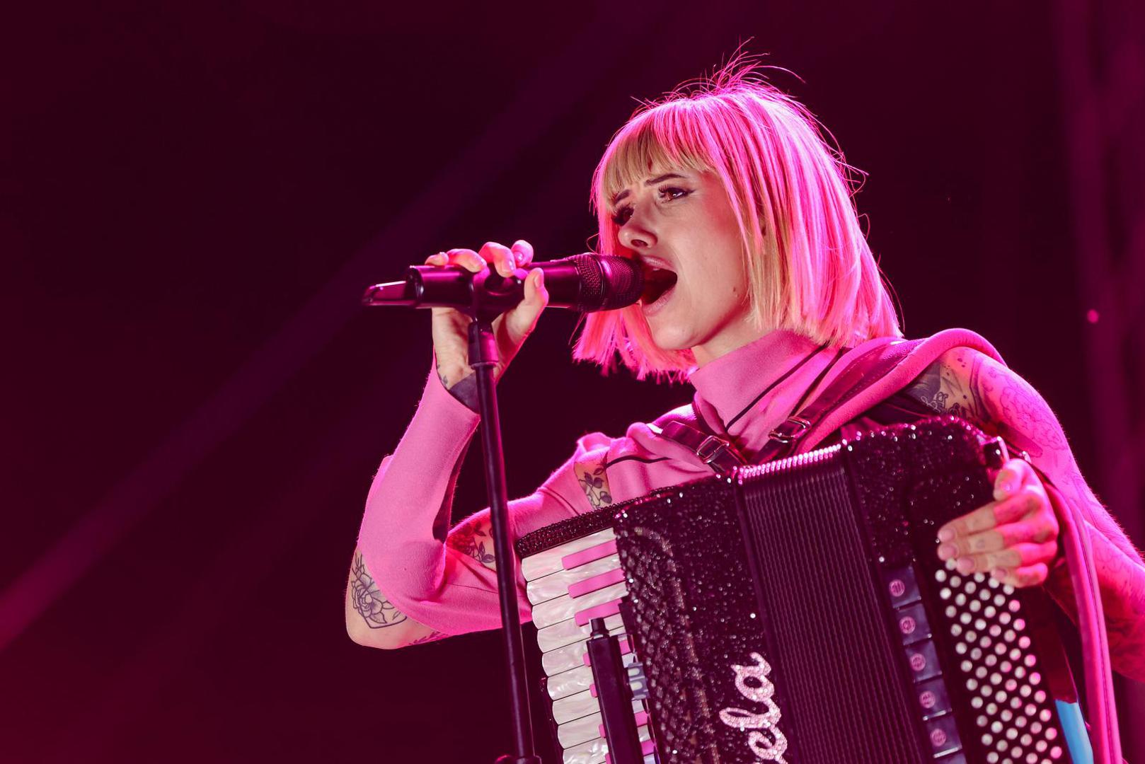 Stela je na pozornicu izlašla s cijelim bendom i izvela hitove poput “Ostavi dušu” i “Balkan Pop” uz snažan vizualni show. 