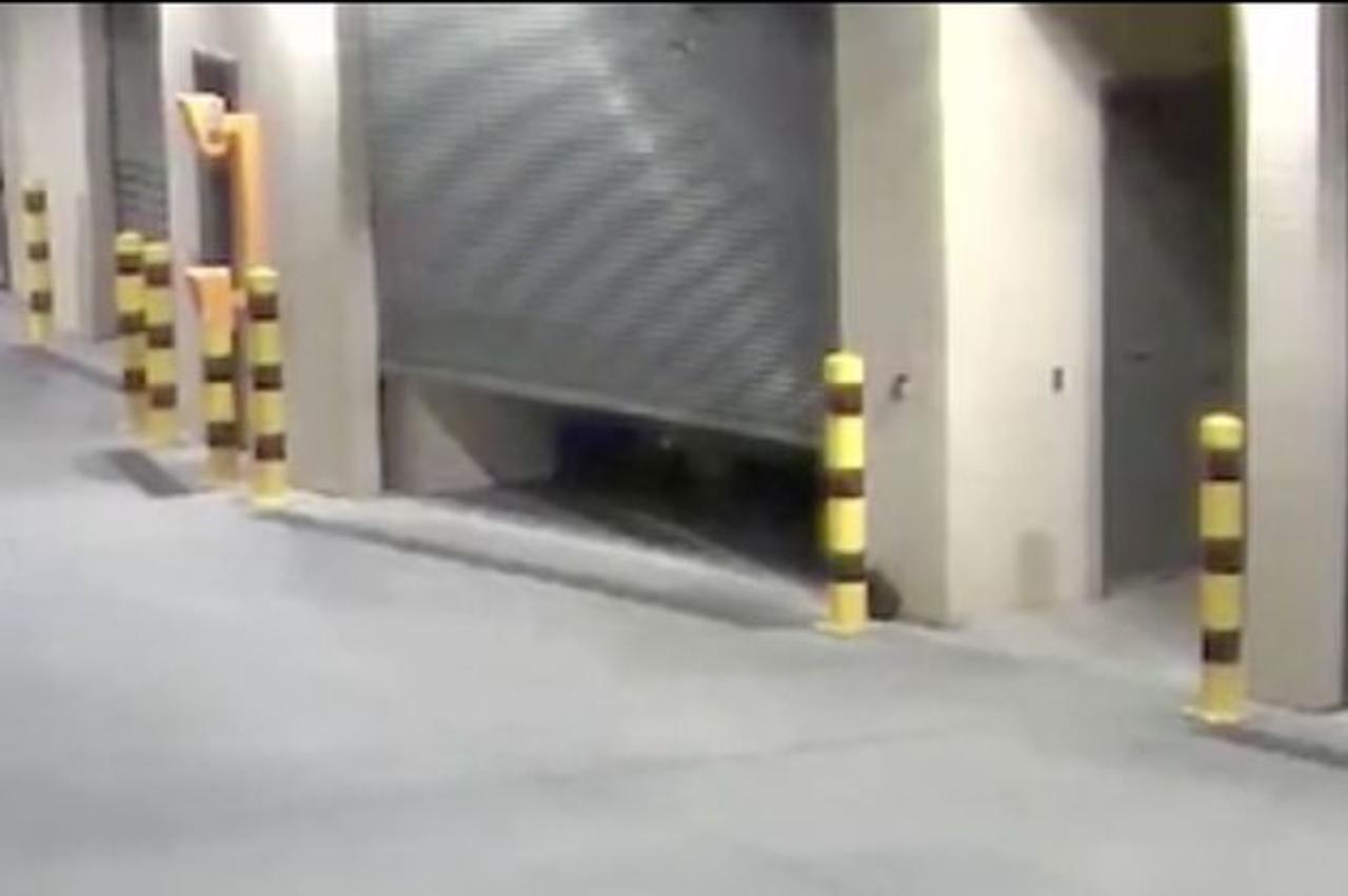 Zastrašujući snimak garažnih vrata