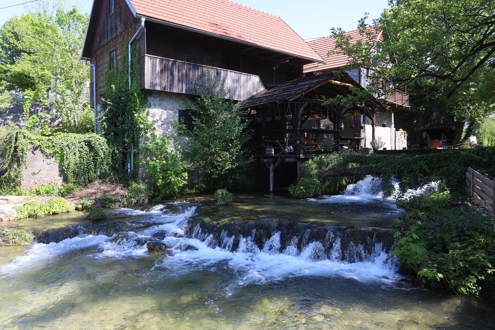 Slunj je također blizu nacionalnog parka Plitvička jezera, čime dodatno povećava svoju atraktivnost za turiste. S mirnom atmosferom, bogatom poviješću i prirodnim ljepotama, Slunj i Rastoke pružaju nezaboravno iskustvo svakom posjetitelju.