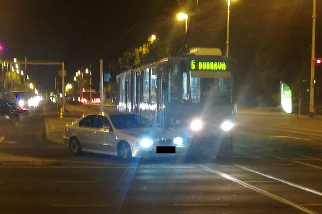 tramvaj automobil